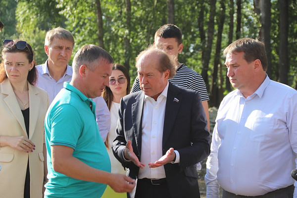 Владимир Кононов проинспектировал строительство Парка Победы в Ульяновске